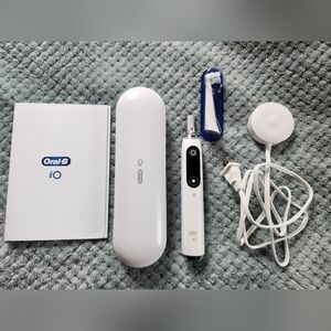 Oral-B iO Electric Toothbrush Set in White